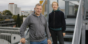 Jan van Aken und Ines Schwerdtner stehen auf einer Treppe