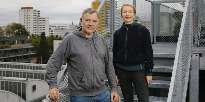 Jan van Aken und Ines Schwerdtner stehen auf einer Treppe