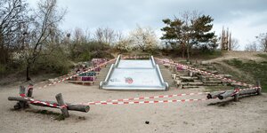 Rutschige Partie: Die Aufarbeitung von Coronamaßnahmen, wie diese abgesperrte Rutsche auf einem Spielplatz, verschiebt sich ins Ungewisse