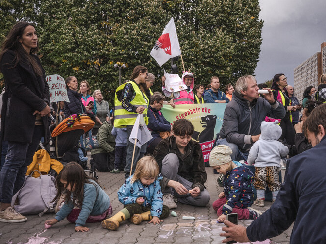 Demonstration von Familien mit Fahne.