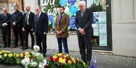 Bundespräsident Frank-Walter Steinmeier (r-l), Ismet Tekin, Inhaber des Dönerladens «Kiez Döner» und Reiner Haseloff, Ministerpräsident von Sachsen-Anhalt, legen vor dem Dönerladen einen Kranz für die Opfer des Terroranschlags von 2019 nieder