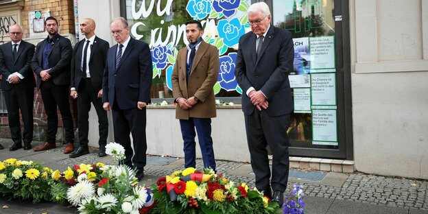 Bundespräsident Frank-Walter Steinmeier (r-l), Ismet Tekin, Inhaber des Dönerladens «Kiez Döner» und Reiner Haseloff, Ministerpräsident von Sachsen-Anhalt, legen vor dem Dönerladen einen Kranz für die Opfer des Terroranschlags von 2019 nieder