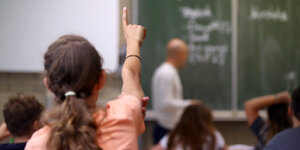 Eine Schülerin der fünften Klasse an einem Gymnasium meldet sich.