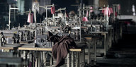 Verlassene Arbeitsplätze in einer Textilfabrik
