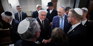 Steinmeier zwischen Männer mit Kippa