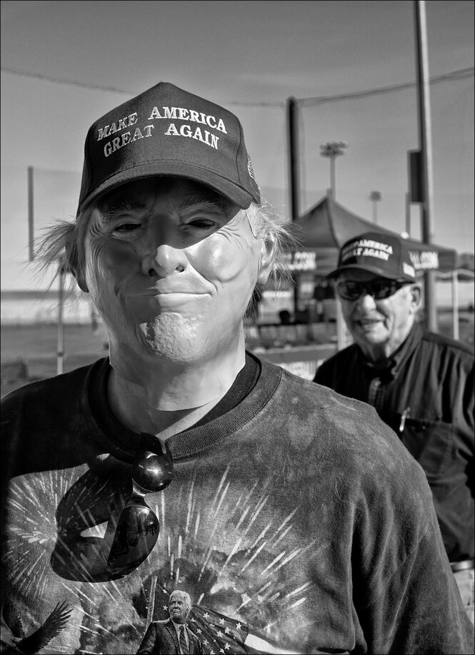 Eine Person mit einer Trump-Maske.