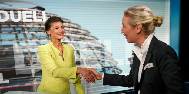 Sahra Wagenknecht und Alice Weidel geben sich im TV-Studio von "Welt TV" die Hand