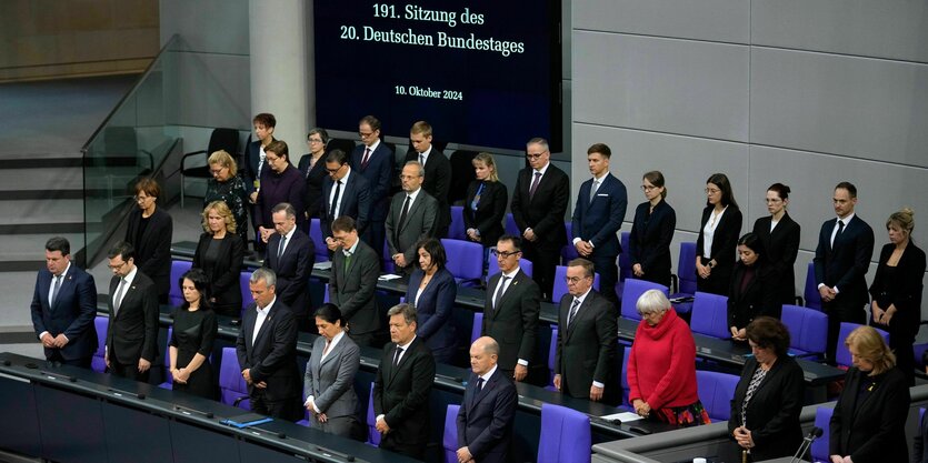 Abgeordnete in Schwarz bei einer Schweigeminute