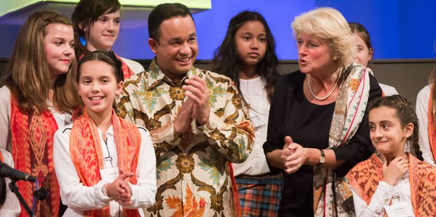 Indonesiens Kulturminister Anies Baswedan, seine Amtskollegin Monika Grütters und mehrere Mädchen im Sarong