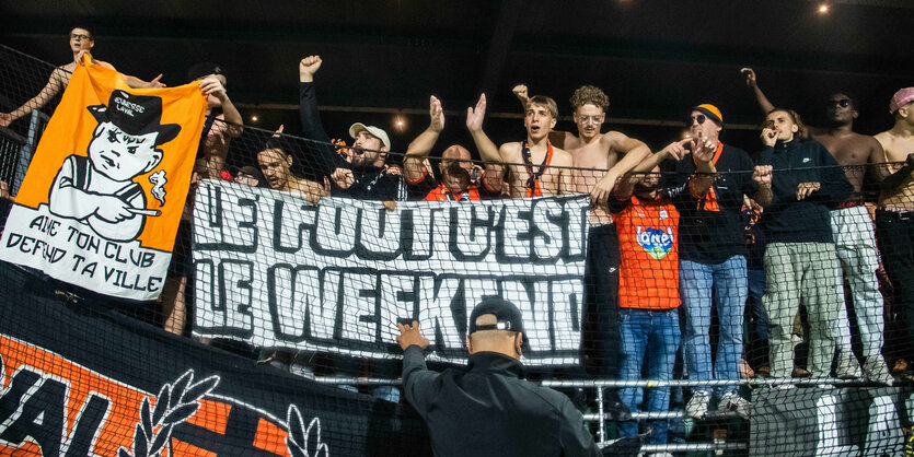 Fans protestieren auf der Tribüne mit Transparenten