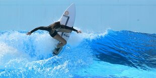 Surferin auf einer sich brechenden Welle