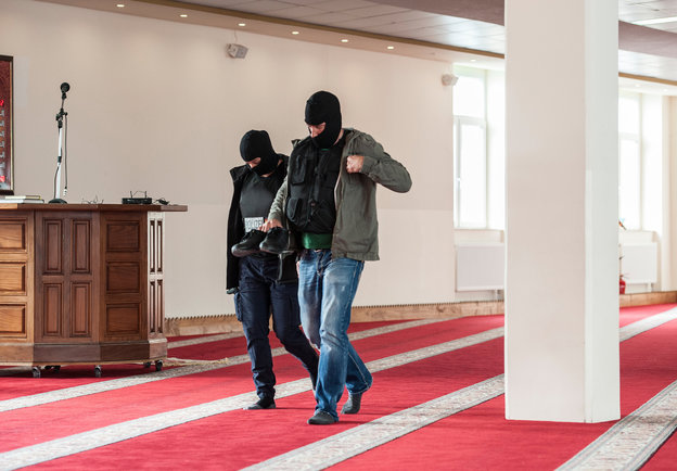Zwei Mitarbeiter der Berliner Sicherheitsbehörde durchsuchen laufen durch die Ibrahim Al Khalil-Moschee