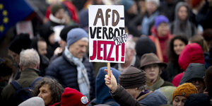 AFD Verbot jetzt steht auf einem Schild in der Menge