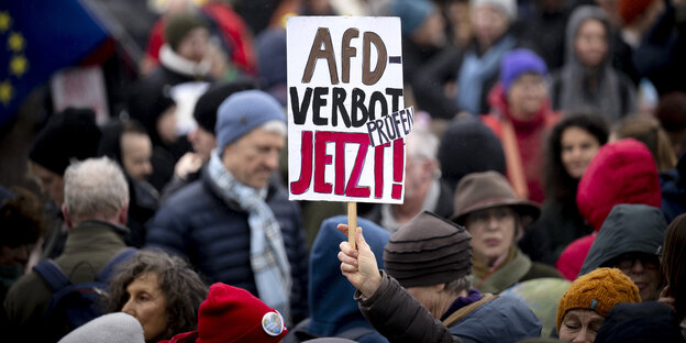 AFD Verbot jetzt steht auf einem Schild in der Menge