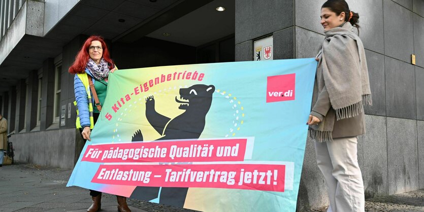 2 Frauen halten ein Banner für den Kitastreik