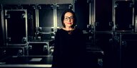 Nana Mouskouri in einem dunkeln Raum