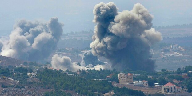 Aus bombardierten Häusern steigt Rauch auf