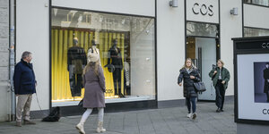 Ein Geschäft mit Mode im Schaufenster, davor Passanten. Es ist eine Filiale der Bekleidungskette 