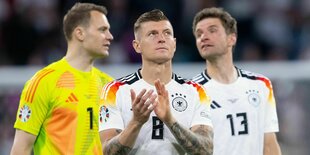 Neuer, Kroos und Müller stehen nach dem Spiel vor der deutschen Fankurve