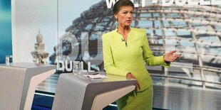 Sahra Wagenknecht steht angelehnt an einem Rednerpult im Welt TV Studio