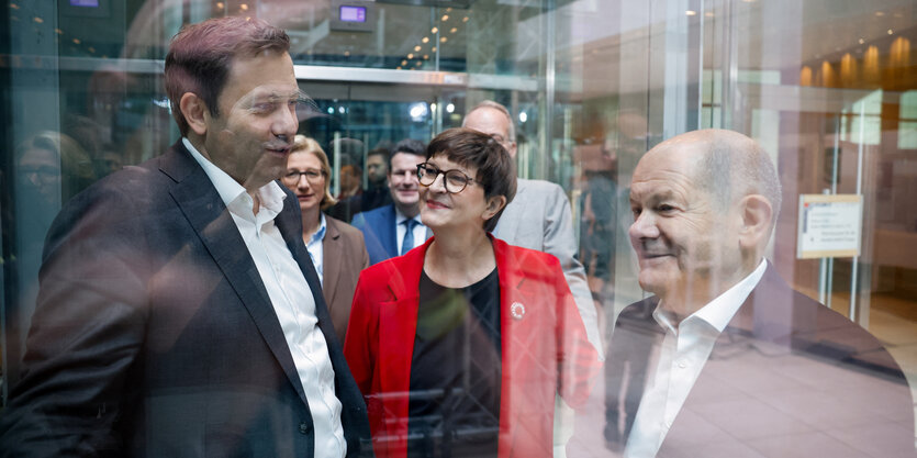 Die SPD-Spitzenpolitiker:innen Lars Klingbeil, Saskia Esken and Olaf Scholz.