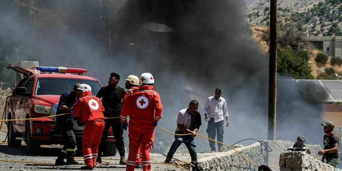 Ein Brand aufgrund einer Rakete wird im Libanon gelöscht