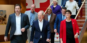 Der SPD-Vorstand, im Vordergrund Olaf Scholz, im Willy-Brandt-Haus