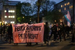 Teilnehmer*innen der feministischen Demonstration gegen Sexismus und patriarchale Gewalt Take back the Night! am 30.4.2021 in Berlin Kreuzberg.