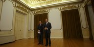 Der portugiesische Ministerpräsident Passos Coelho und sein Vize sprechen während einer Pressekonferenz