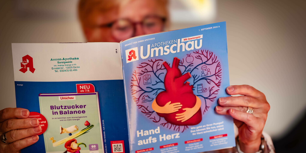 Eine Frau liest eine Exemplar der Apotheken Rundschau