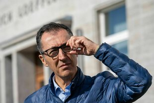 Porträt von Cem Özdemir mit blauer Jacke