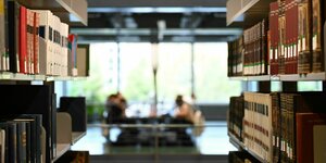 Student:innen lernen in einer Bibliothek