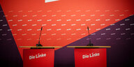 Zwei Rednerpulte mit Linke-Logo