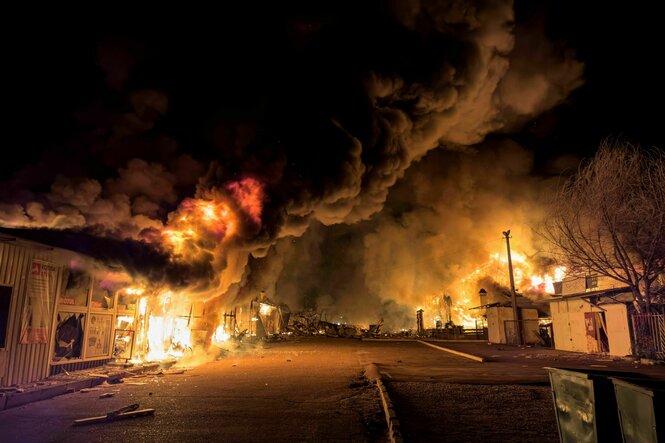 Ein brennender Markt nach einem russischen Angriff auf Mykolajiw