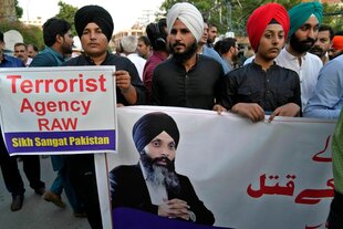 Mitglieder der Sikh-Gemeinschaft halten ein Banner vor sich, das den ermordeten Aktivisten Hardeep Singh Nijjar zeigt, einer der Männer hält ein Plakat: Terrorist Agency RAW-Sikh Sangat Pakistan