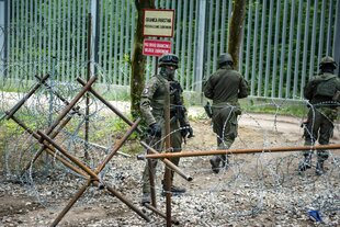 Soldaten stehen an der Grenze Polen nach Belarus