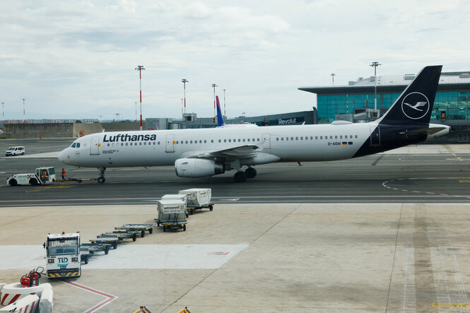 Eine Lufthansa-Maschine auf dem Flughafen Fiumicino nahe Rom