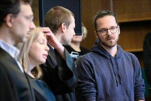 Arne Semsrott (r), Chefredakteur des Internetportals «FragdenStaat» steht zu Beginn eines Prozesses gegen ihn mit seinen Rechtsanwälten Benjamin Lück (l-r), Hannah Vos und Lukas Theune im Verhandlungssaal im Berliner Landgericht