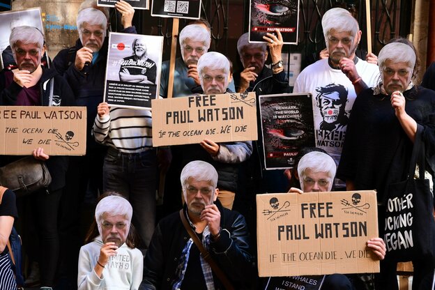 Protest mit Plakaten und Masken mit dem Gesicht von Paul Watson.