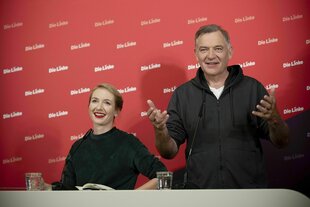 Ines Scherdtner und Jan van Aken vor einer roten Wand