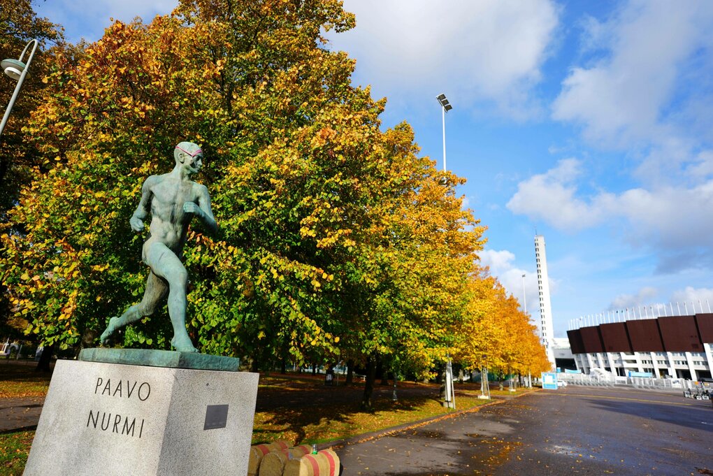 Statue von Paavo Nurmi, im Hintergrund das Stadion von Helsinki