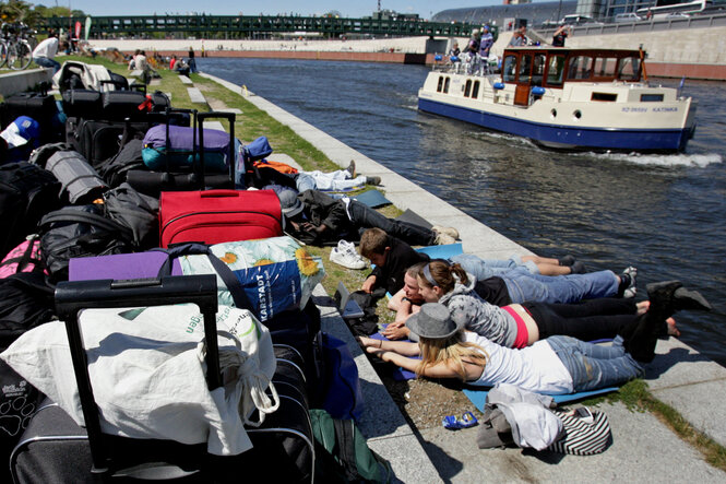 Schüler*innen mit ihrem Gepäck bei einer Klassenfahrt an der Spree