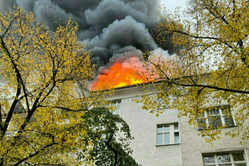 Ein brennender Dachstuhl in einem berliner Mietshaus