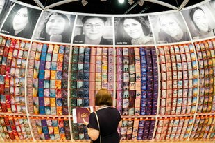 Eine Besucherin der Frankfurtr buchmesse steht vor einer Bücherwand