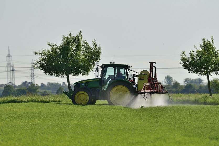 Ein Landwirt sprüht Pflanzenschutzmittel auf seinem Feld, Symbolbild