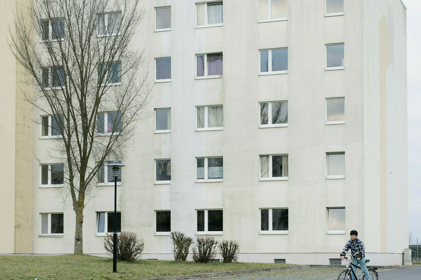 Die Fensterfront eines mehrstöckigen Wohnhauses