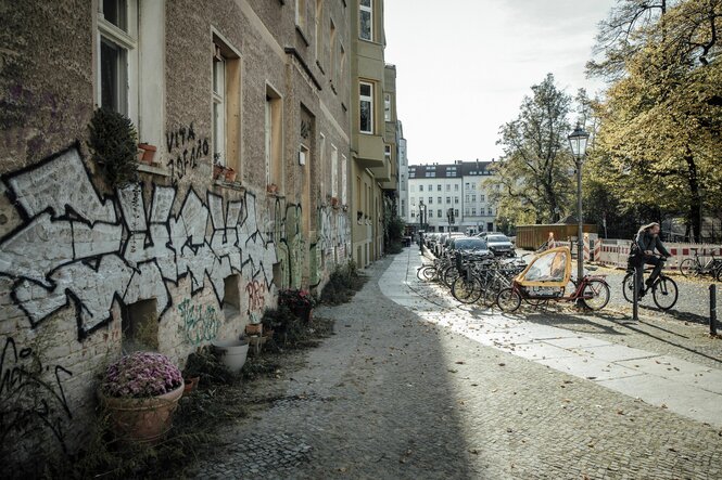 Blick über den Bürgersteig eine Straße hinunter