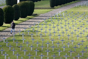 Viele weiße Kreuze: Soldatenfriedhof im französischen Cerny für über 5.000 