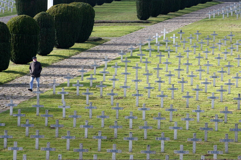 Viele weiße Kreuze: Soldatenfriedhof im französischen Cerny für über 5.000 "Gefallene" des Ersten Weltkriegs