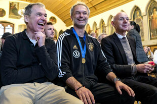 Goldiges Kerlchen: Christian Wück (M.), umrahmt von DFB-Granden